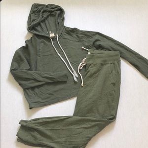 Green hm sweat suit size medium